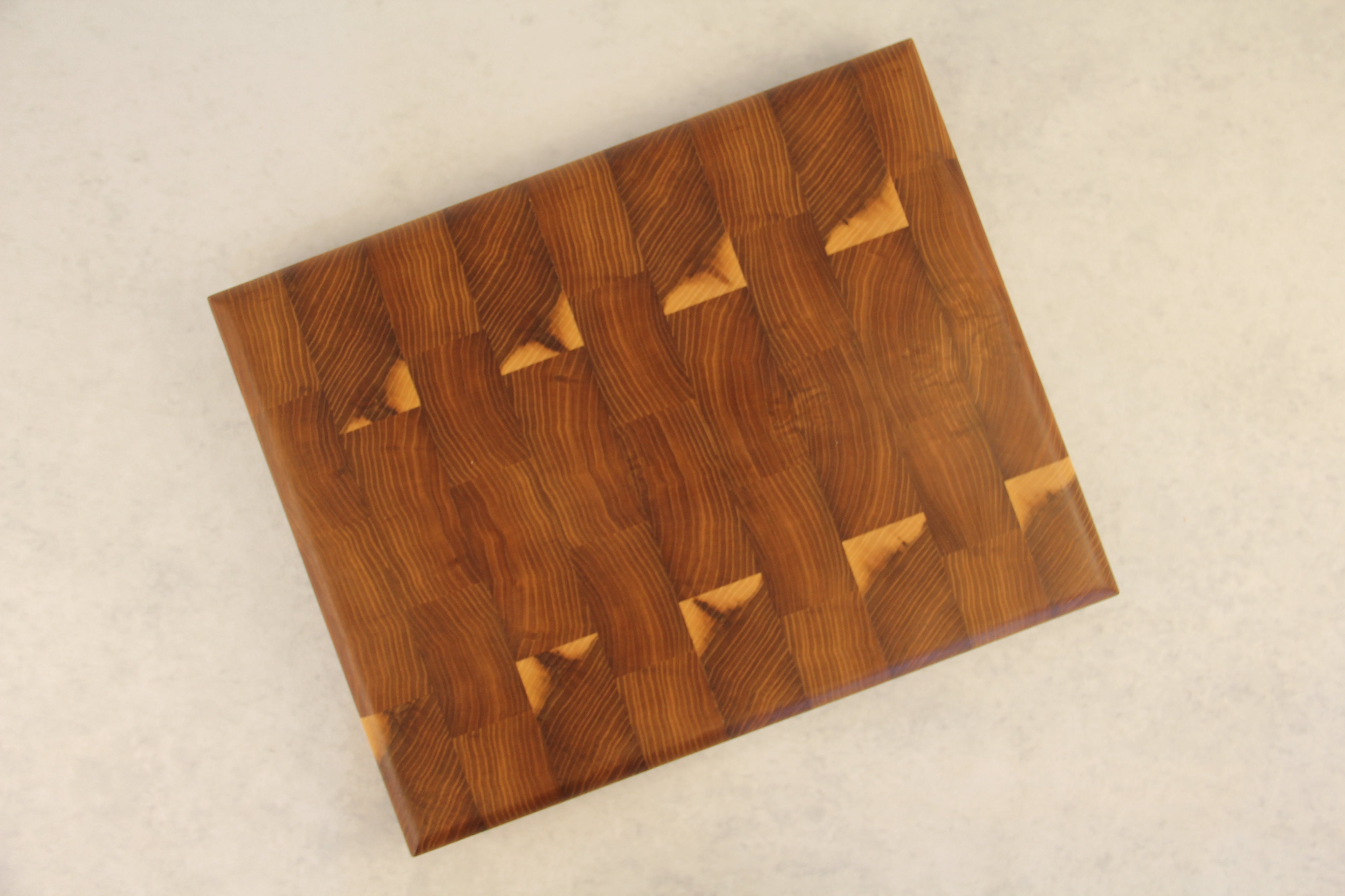 Rüster Stirnholz Schneidebrett